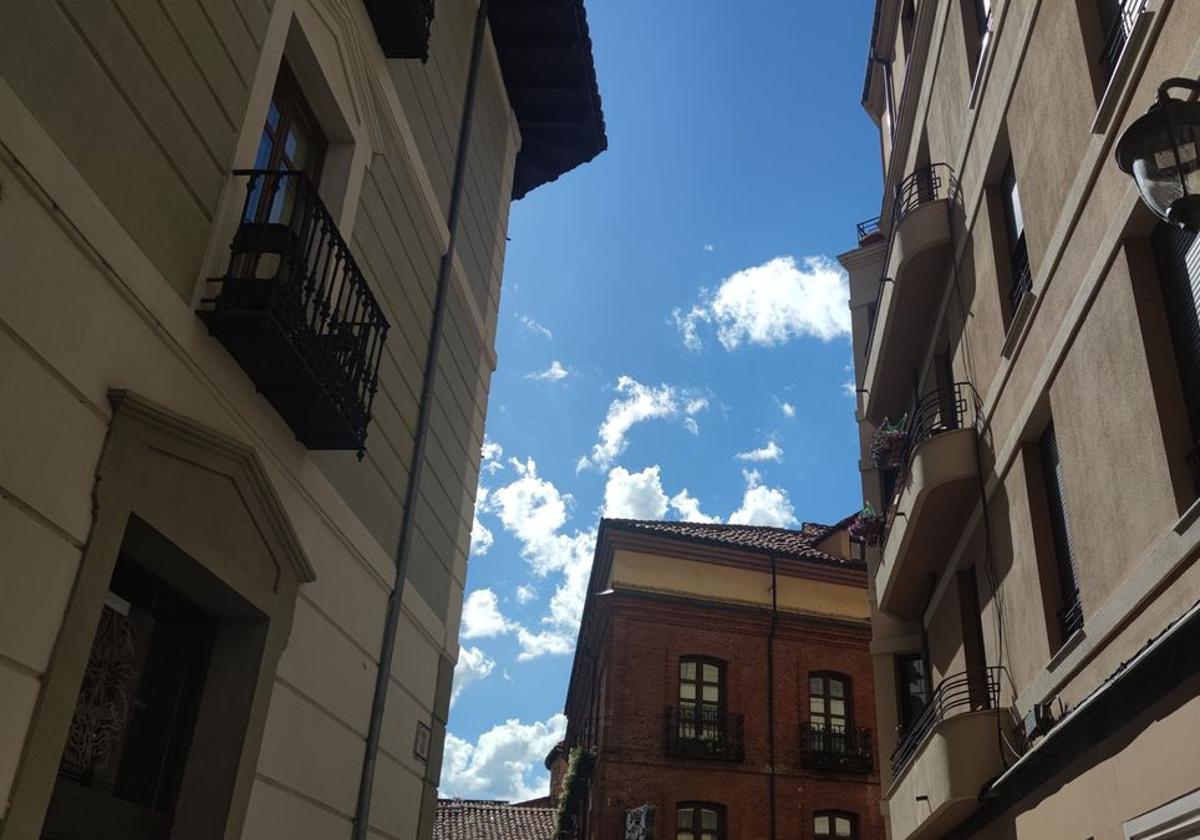 Nubes y claros en el cielo de León.