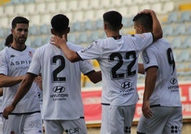 Los jugadores de la Cultural celebran uno de sus goles en su último partido de pretemporada ante el UP Langreo.