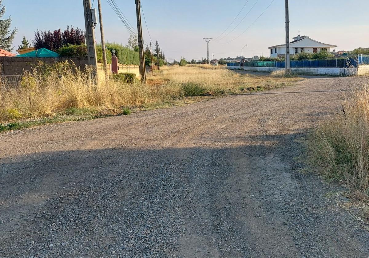 Acceso a Las Eras desde la carretera LE-311.