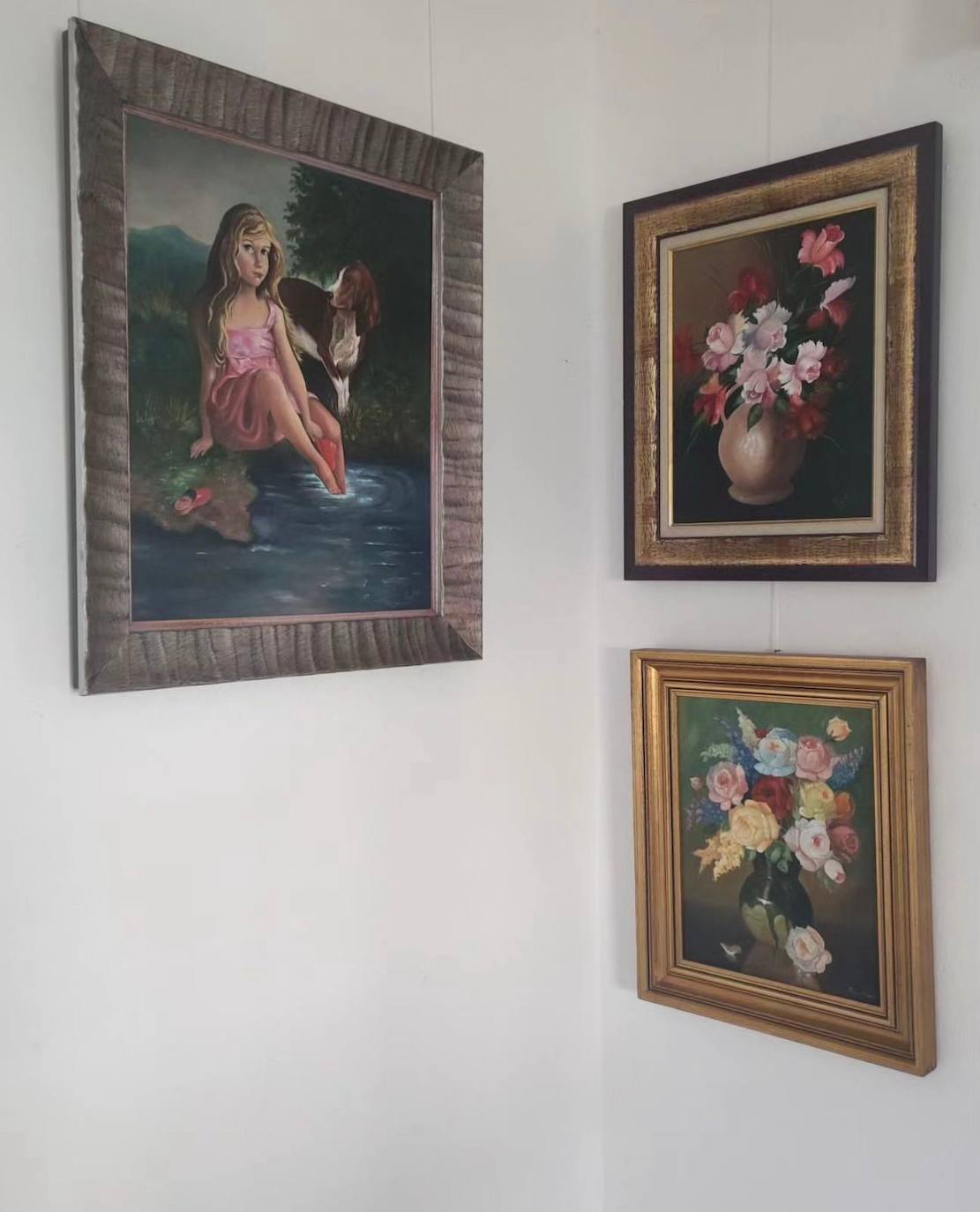 Algunos de los cuadros que se pueden ver en la exposición de pintura en Gradefes