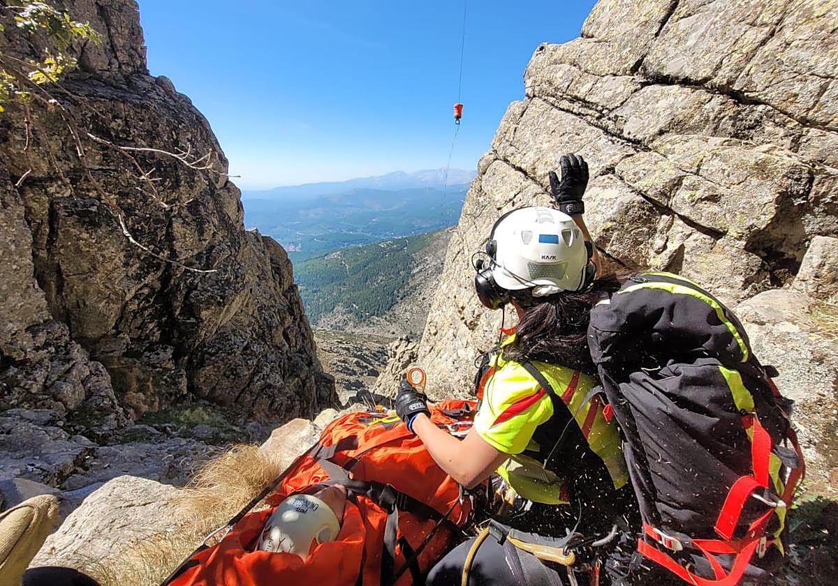 Imagen de archivo de un rescate en montaña.