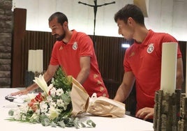 Kevin Presa y Sergi Maestre realizaron la ofrenda a la Virgen del Camino.