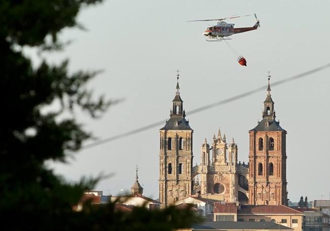 Helicóptero de extinción sobre Astorga.