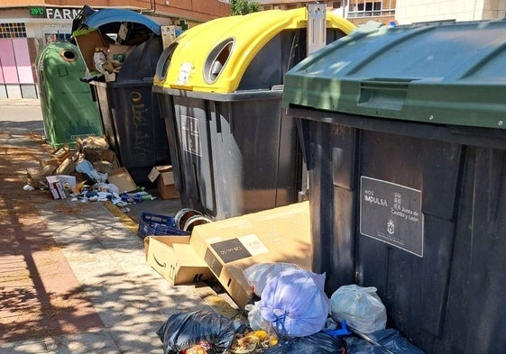 Basura en el exterior de los contenedores de Trobajo del Camino.