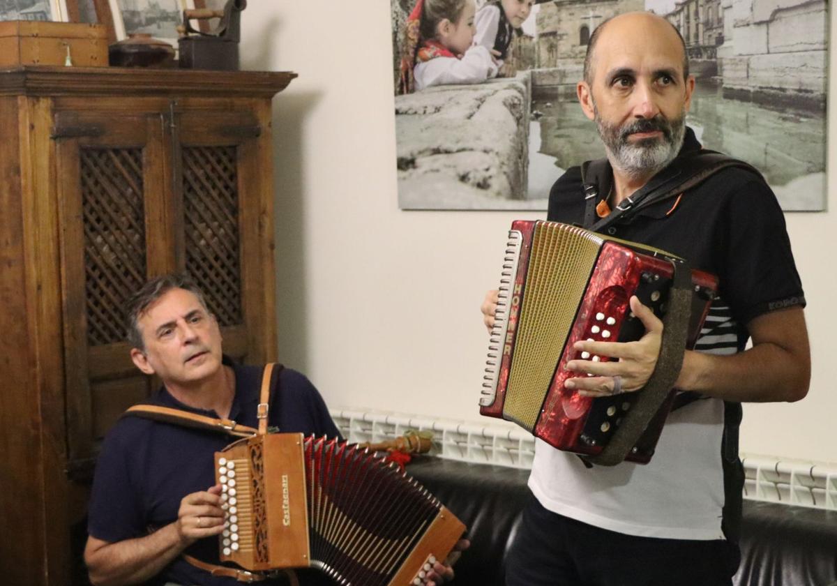 El grupo Son del Cordel ensayando.