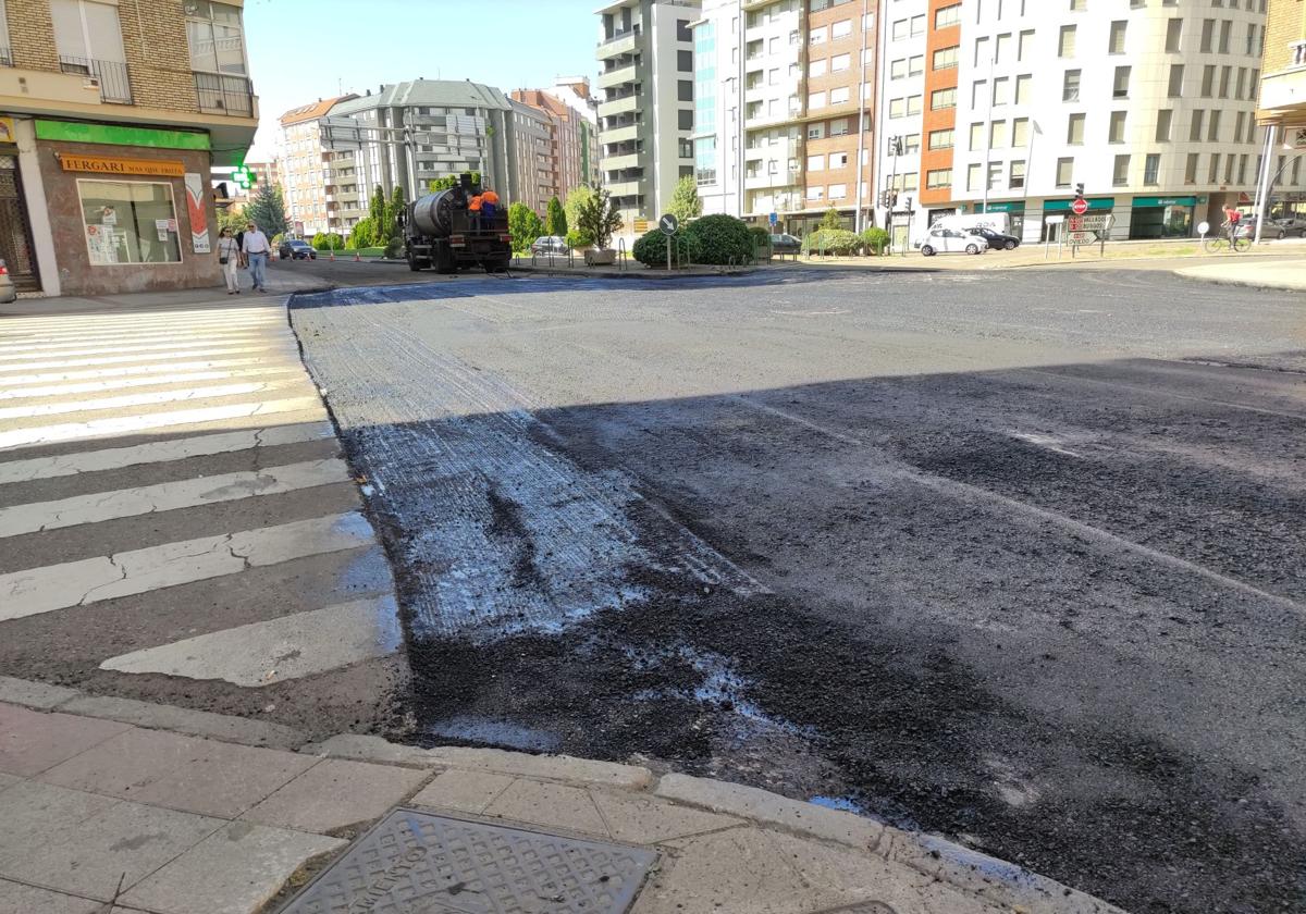 Tareas de asfaltado en la avenida Alcalde Miguel Castaño de León.