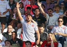 Aficionados de la Cultural en la grada del Reino de León.