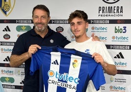 Yeray, junto al secretario técnico de la Deportiva, José Sietes, en su presentación.