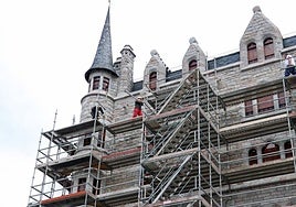 Obras en la fachada de Casa Botines.