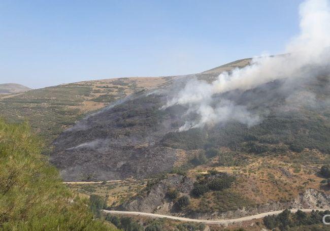 El humo del incendio en Villablino.