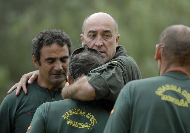 Compañeros de los tres guardias civiles fallecidos se abrazan tras conocer el suceso.