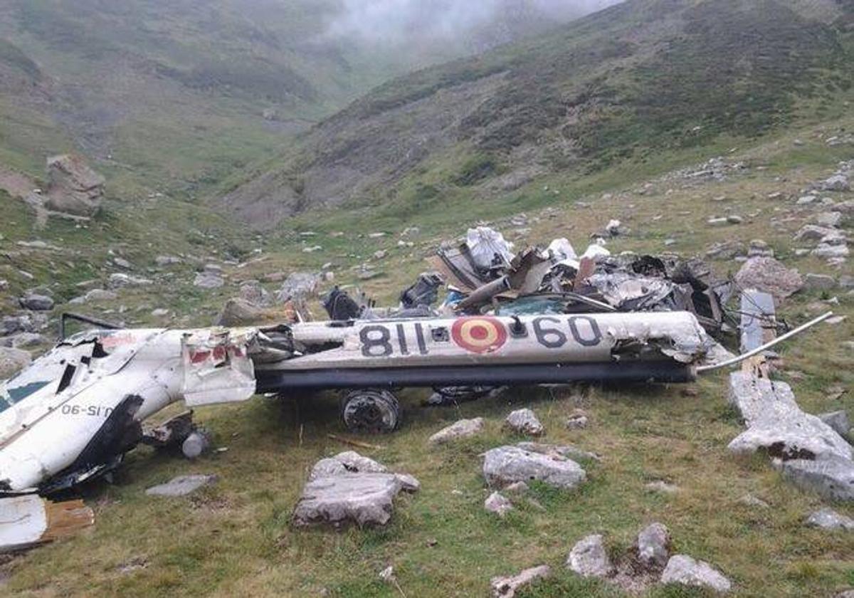 Restos del helicóptero de la Guardia Civil accidentado el 24 de agosto de 2014 cuando realizaba una operación de rescate en el pico de La Polinosa (2.160 metros).