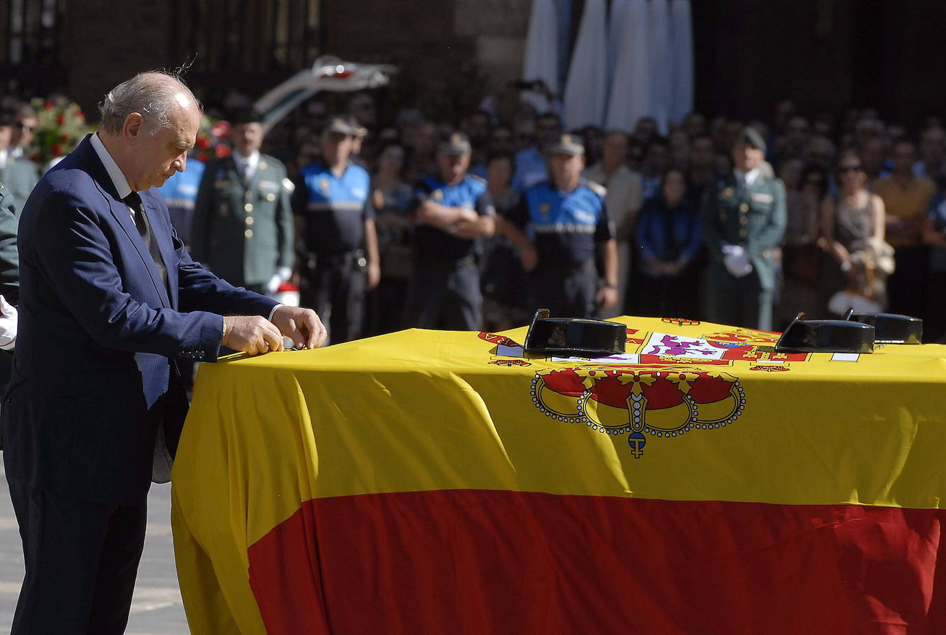 Funeral de capitán Emilio Pérez, el teniente Marcos Antonio y el agente José Martínez Conejo, los tres guardias civiles del Grupo Especial de Intervención de Montaña (GREIM) que fallecieron al estrellarse su helicóptero en una maniobra de rescate en Pico Polinosa, en la Catedral de León.