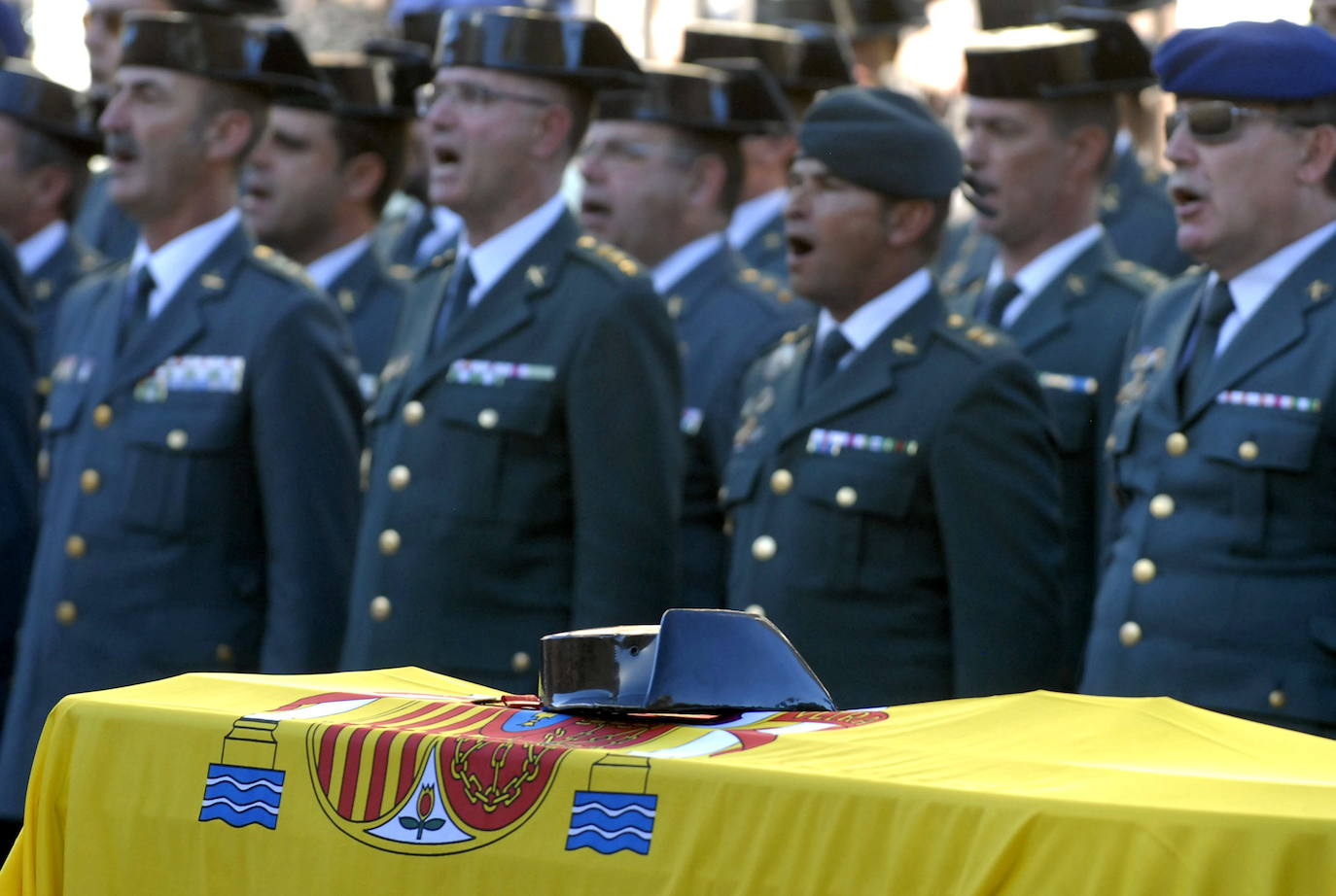 Funeral de capitán Emilio Pérez, el teniente Marcos Antonio y el agente José Martínez Conejo, los tres guardias civiles del Grupo Especial de Intervención de Montaña (GREIM) que fallecieron al estrellarse su helicóptero en una maniobra de rescate en Pico Polinosa, en la Catedral de León.