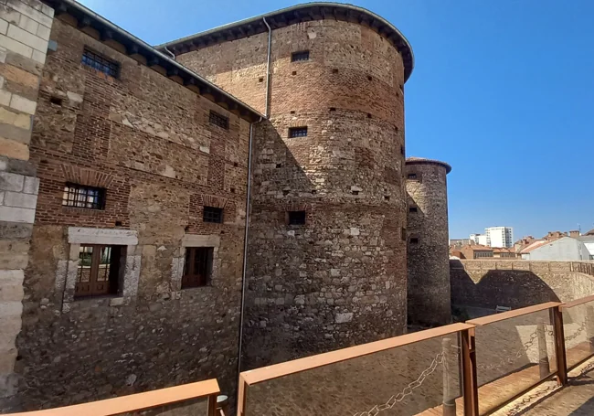 Torreones y cubos defensivos. Interior de la muralla y patio masculino de la cárcel. 2024.