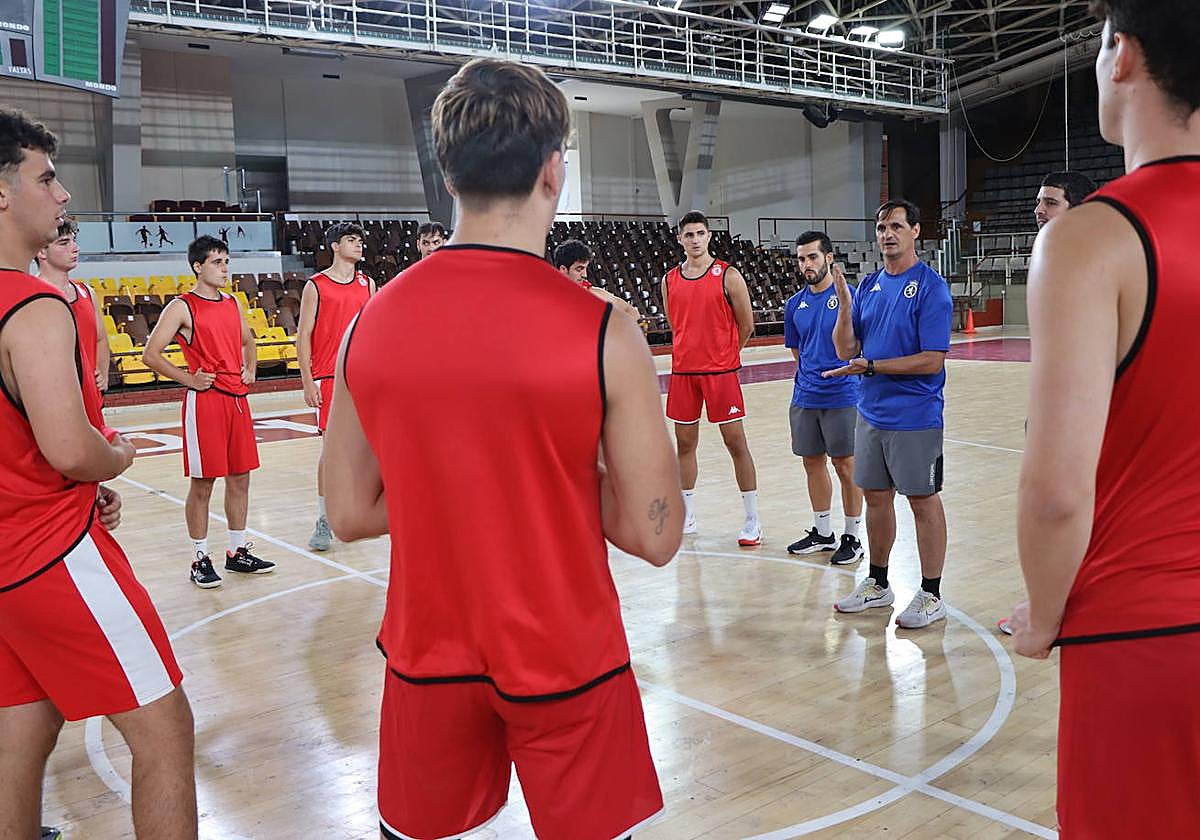 Primer entrenamiento para la Cultural de baloncesto esta temporada.