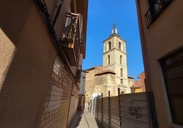 Vista de la torre de la Iglesia del Mercado desde Trastámara. 2024.