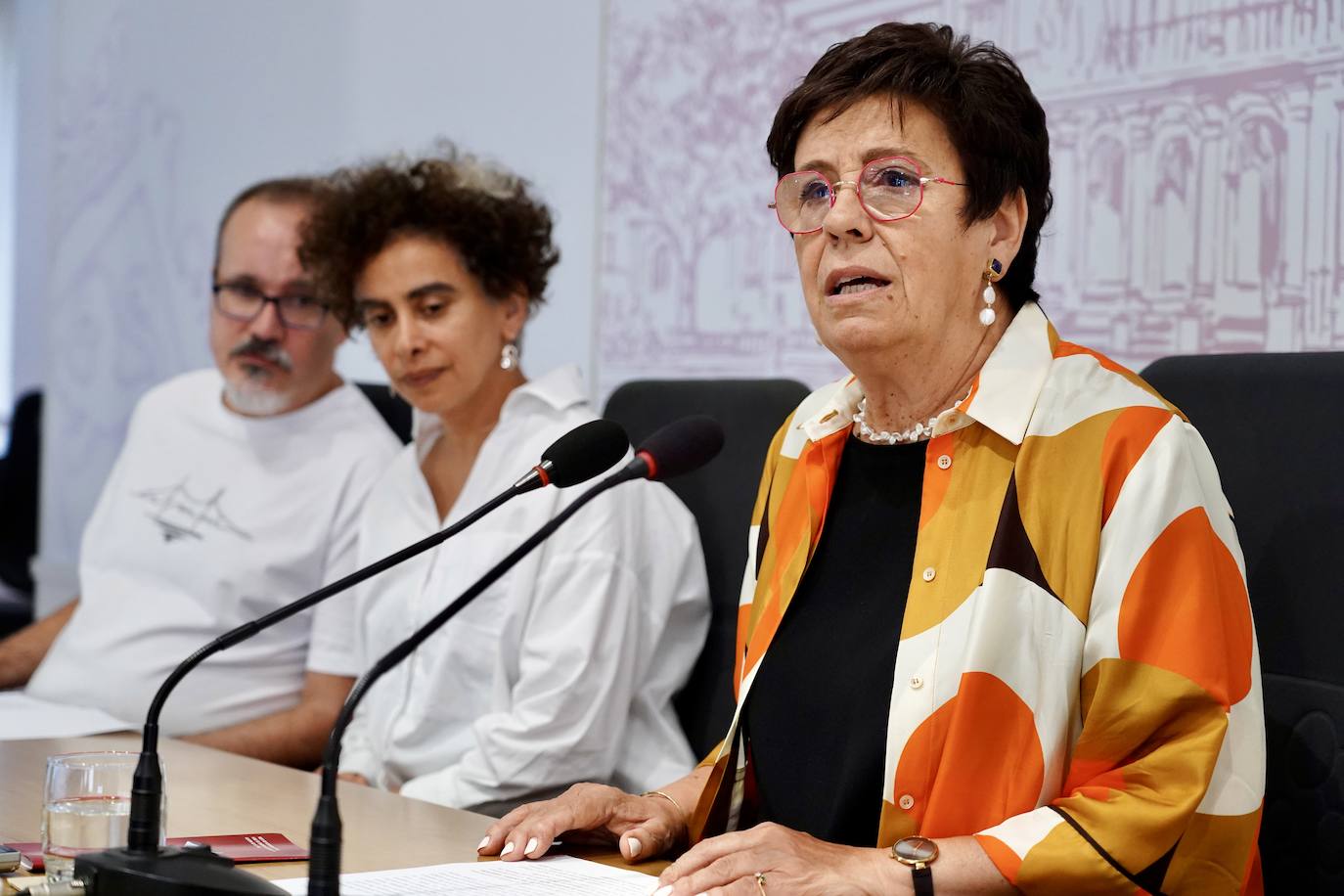 La concejala de Acción y Promoción Cultural del Ayuntamiento de León, Elena Aguado, comparece junto a la ganadora del XXII Premio Leteo, Adanía Shibli y al organizador del certamen, Rafael Saravia.