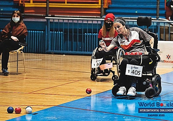 Sara Aller en un lanzamiento.