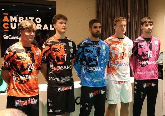 Jugadores de la primera plantilla posan con las equipaciones de juego.