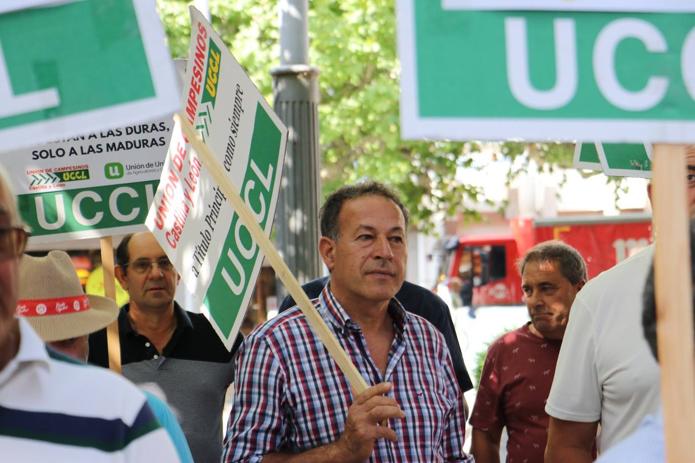 Manifestantes en las Cortes Leonesas denuncian que no están protegidos.
