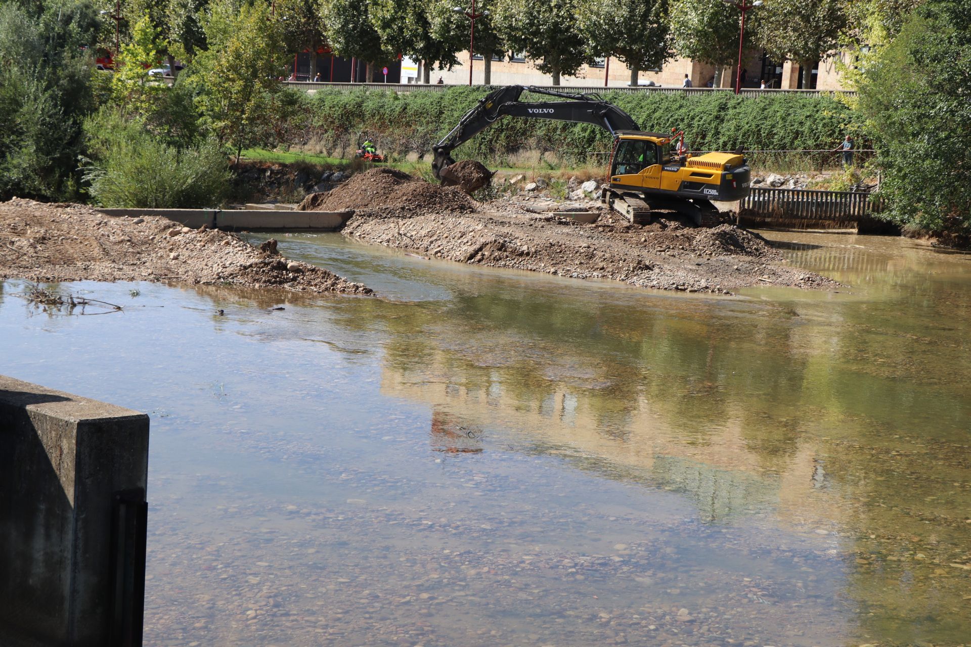 Lluvias llenan el río Bernesga y aumentan su caudal