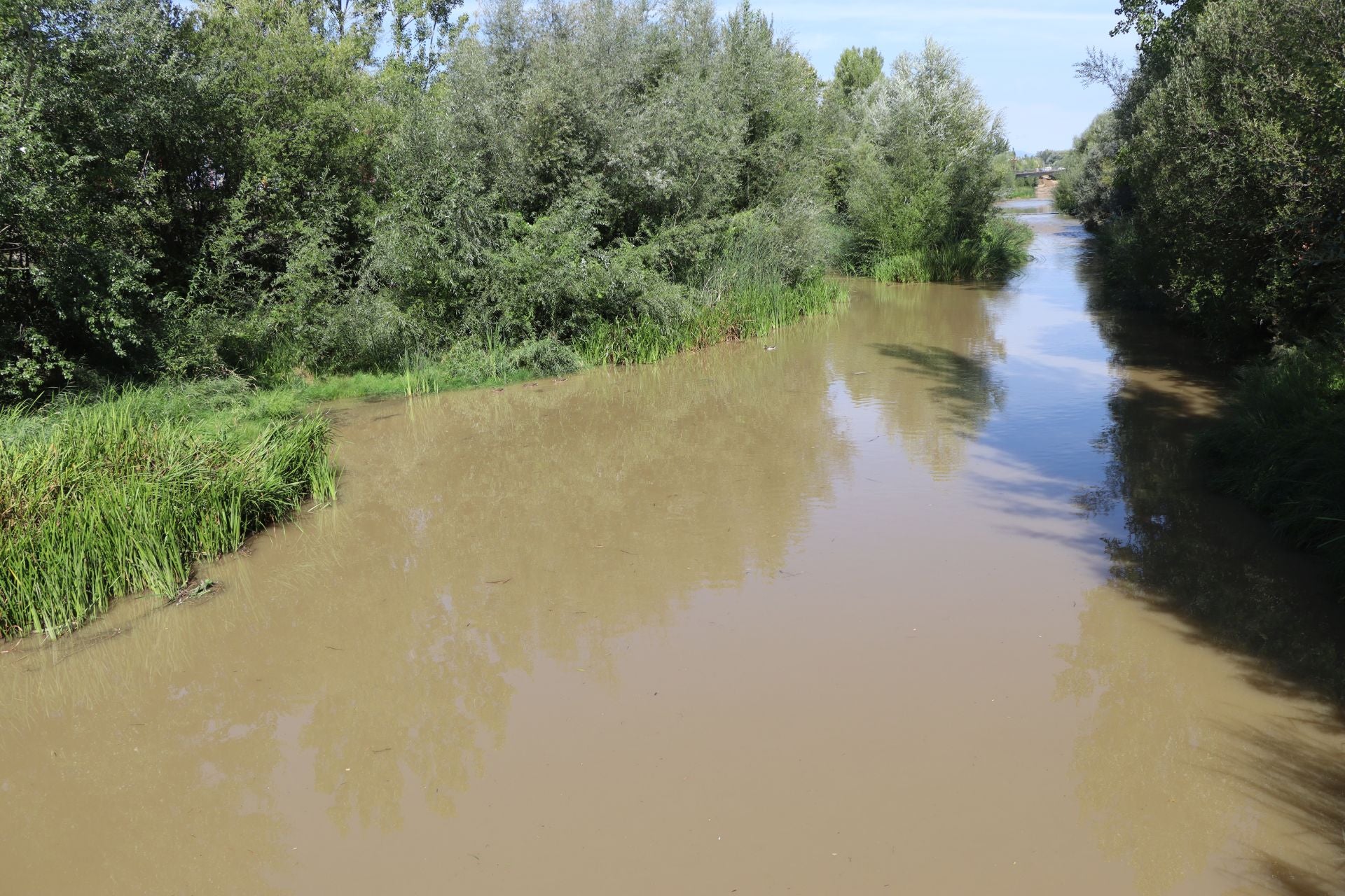 Lluvias llenan el río Bernesga y aumentan su caudal