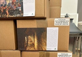 Imagen de las cajas con postales publicitarias.