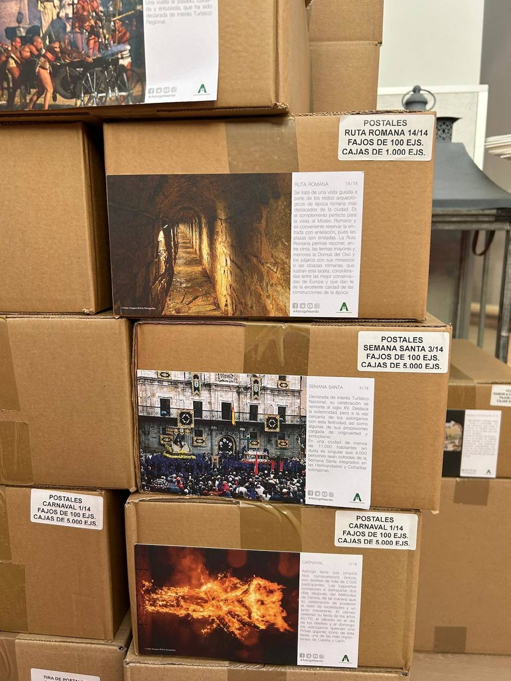 Imagen de las cajas con postales publicitarias.