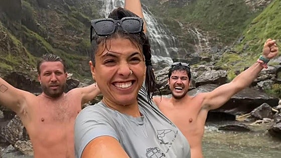 Denuncian a la influencer leonesa Lola Mencía por bañarse en Pirineos