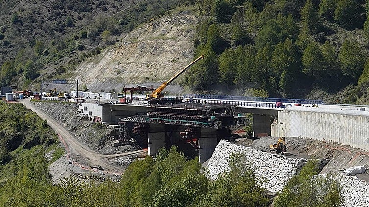 Transportes prevé completar y licitar el primer tramo de la Ponferrada-Orense este año