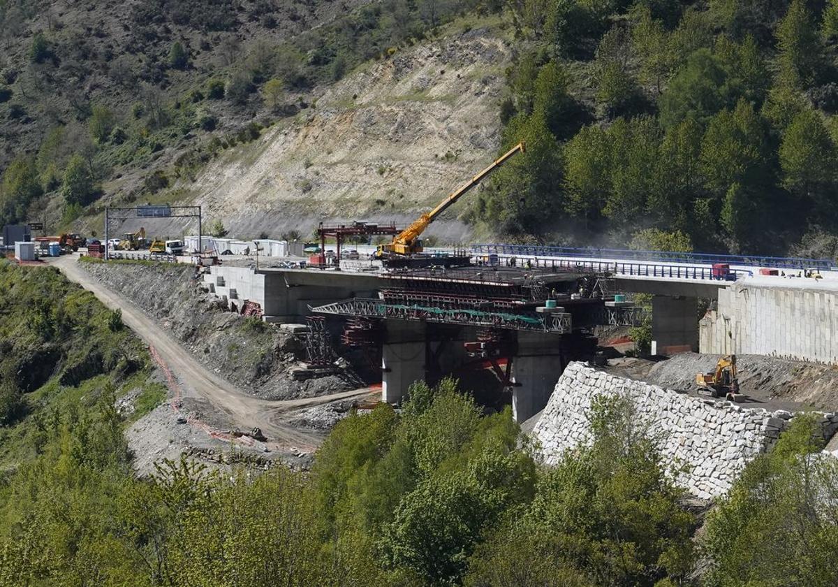 Obras de reconstrucción del viaducto O Castro de la Autovía A6 en sentido A Coruña.