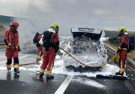 Los Bomberos de León intervienen en el incendio de un vehículo en la AP-66