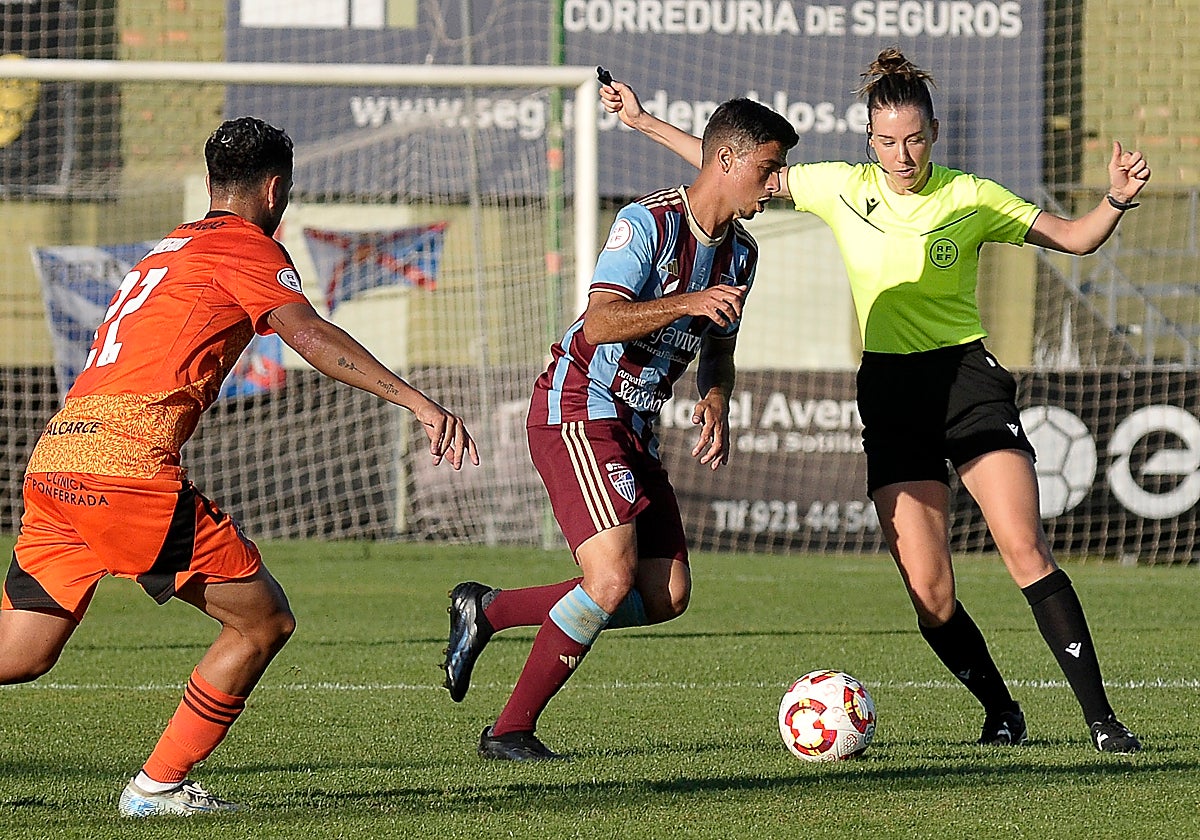 Una acción del partido entre la Gimnástica y la Deportiva