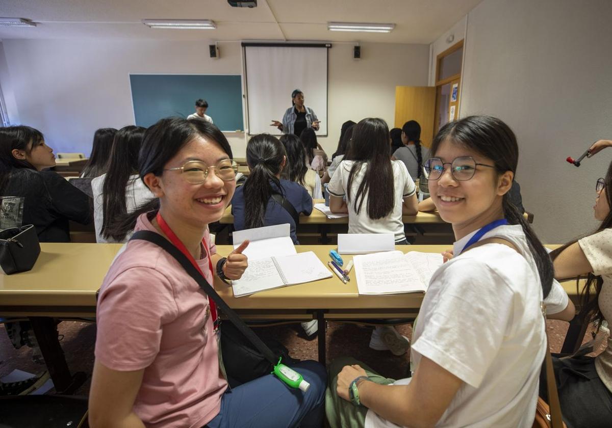 Dos estudiantes de Hong Kong en una clase en el Campus de Ávila de la Universidad de Salamanca.