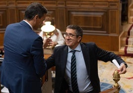 El presidente del Gobierno, Pedro Sánchez (i), da la mano al portavoz del PSOE, Patxi López.