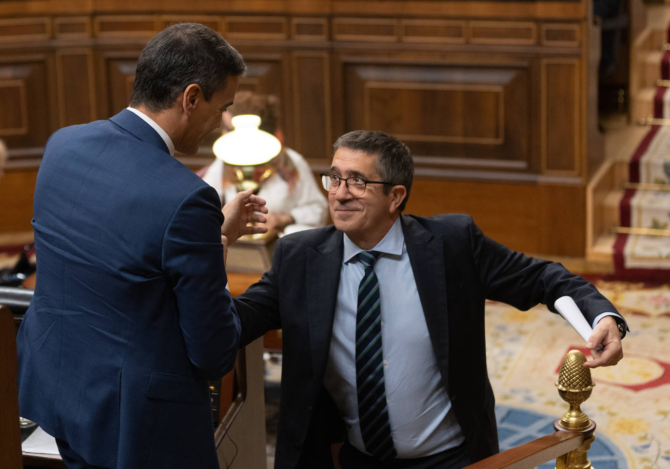 El presidente del Gobierno, Pedro Sánchez (i), da la mano al portavoz del PSOE, Patxi López.