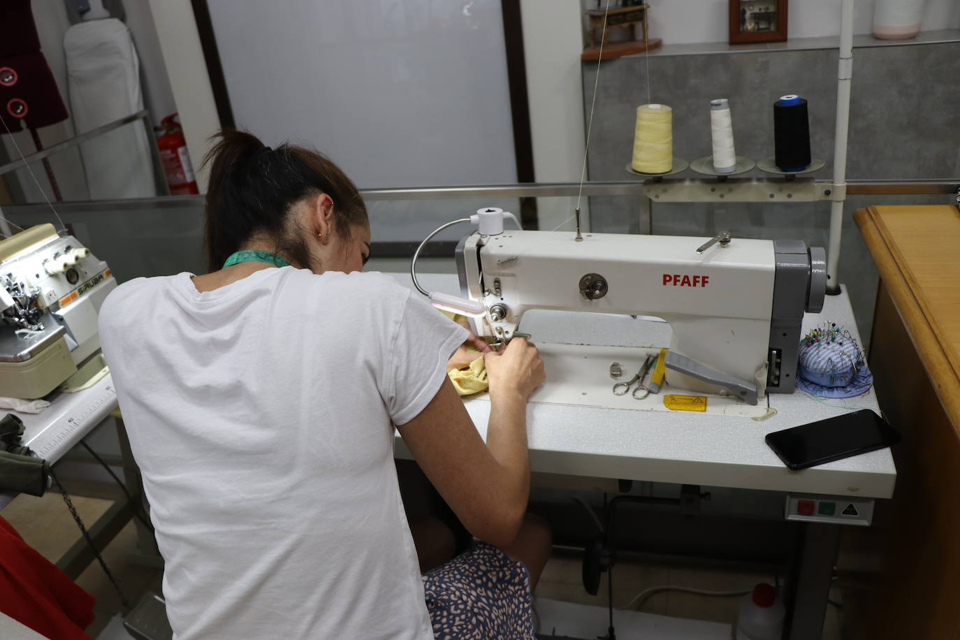 Así trabajan en una tienda de arreglos de ropa