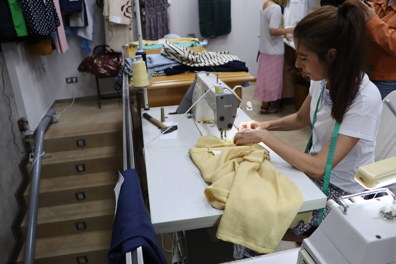 Así trabajan en una tienda de arreglos de ropa