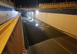 Paso subterráneo anegado por la lluvia.