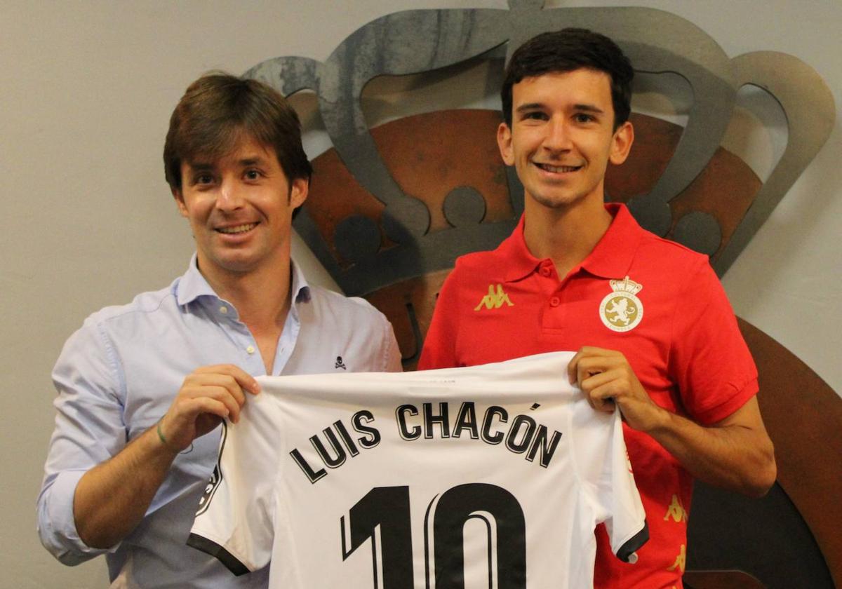 Luis Chacón (D), junto al director deportivo de la Cultural, José Manzanera (I), en su presentación.