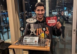 Álvaro Prada posa con sus trofeos de campeón del Campeonato de Descenso de Whistler.