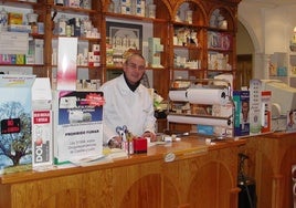 Luis Álvarez Tascón en su farmacia de Sabero.