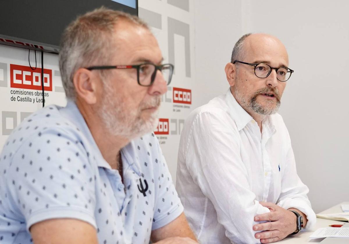 El secretario de la Sección Sindical del Profesorado de Enseñanza No Universitaria de CCOO León, Aurelio José Iglesias, y el secretario general de Enseñanza, José Antonio Alegre, presentan el informe de inicio de curso 2024-2025.