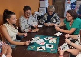 Partida de brisca «sostenible» en Murias de Paredes.