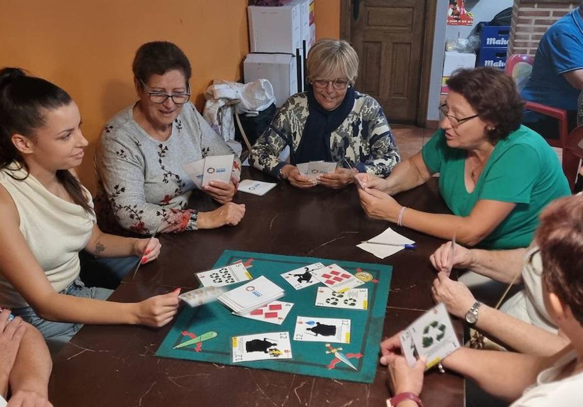 Partida de brisca «sostenible» en Murias de Paredes.