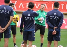 Raúl Llona, entrenador de la Cultural, en un entrenamiento de esta semana.