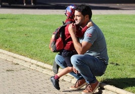 Imagen de la despedida entre un padre y su hijo