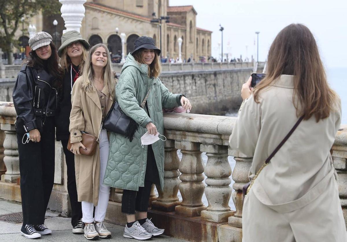 Turistas en Gijón.