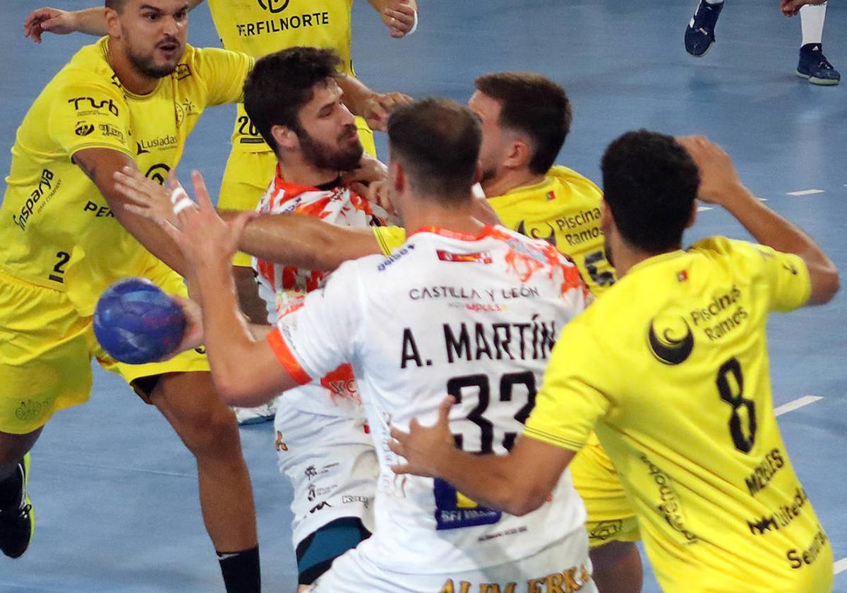 Rodrigo trata de lanzar en el partido ante el ABC Braga.